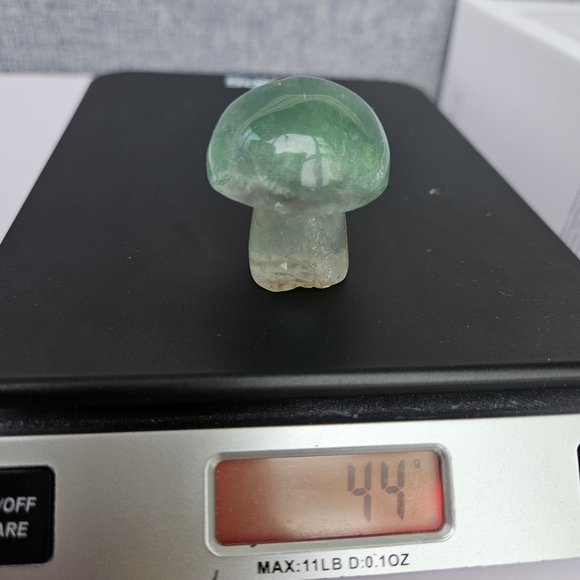 Mini flourite mushroom carving crystal - Picture 4 of 4